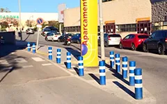 Balizas flexibles delimitando un carril junto a un aparcamiento