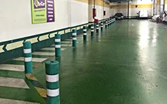 Balizas flexibles en un parking subterráneo