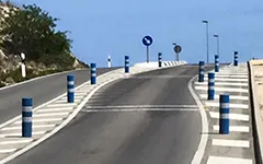 Balizas flexibles instaladas en una carretera