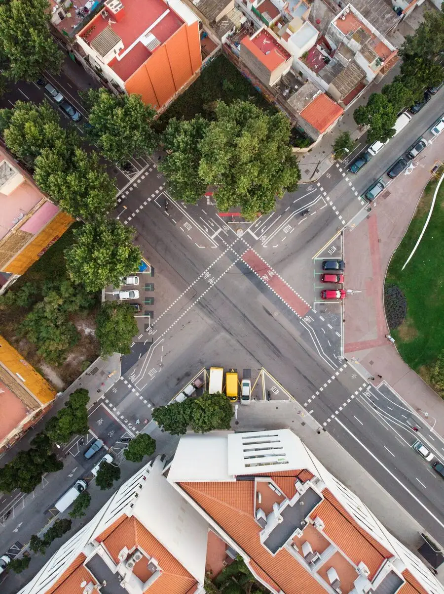 Vista aérea de un cruce urbano con pasos de peatones