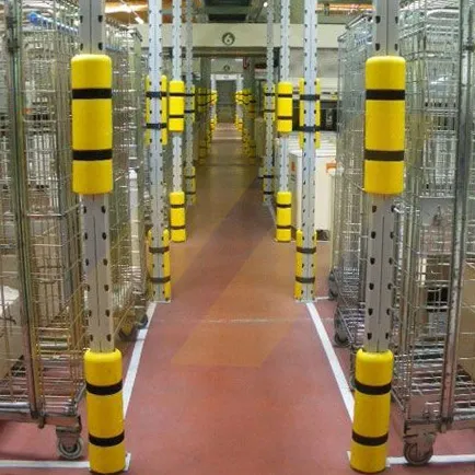Protectores amarillos en los puntales de una estantería